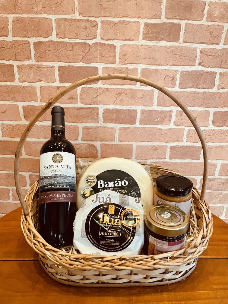 Cesta queijos e vinho
